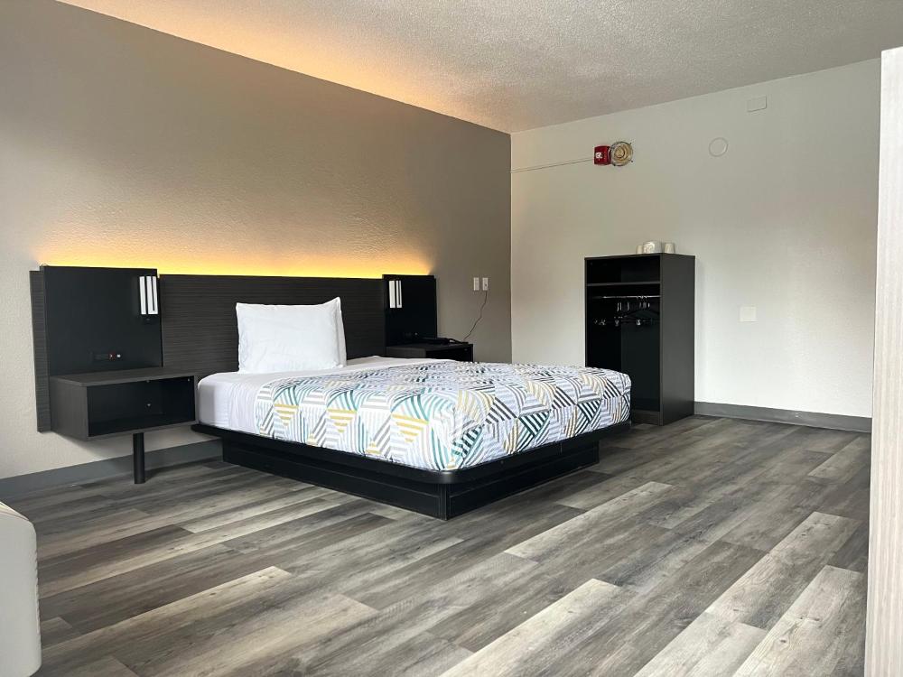 Deluxe Queen Room interior